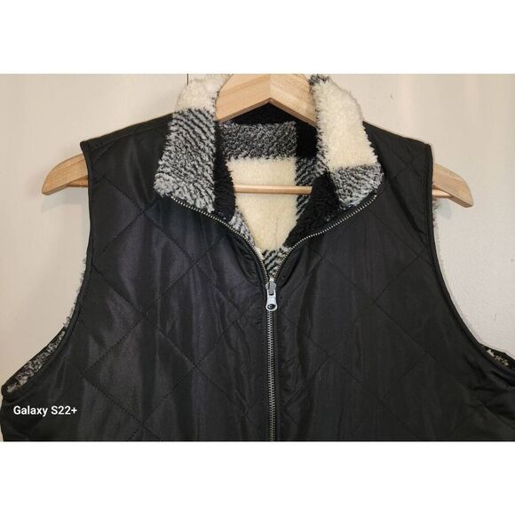 V22  Thread & Supply Black & White Buffalo Check Reversable Sherpa vest - Picture 4 of 9